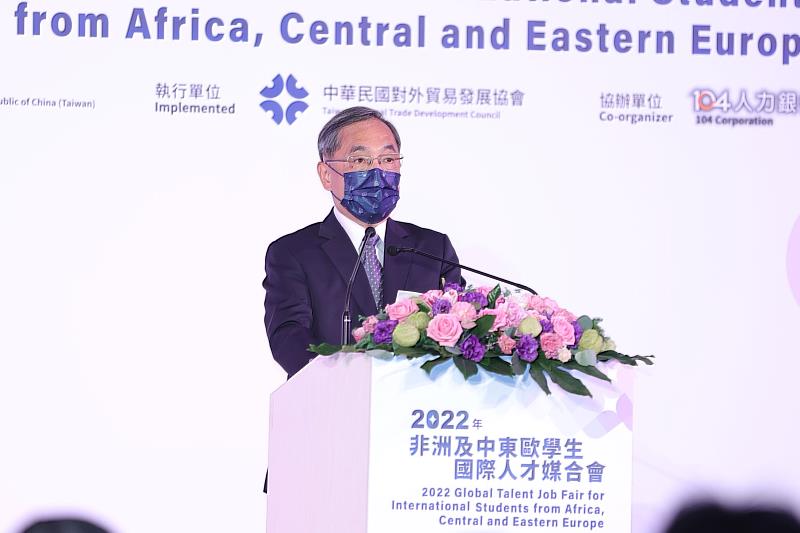 2.2022年非洲及中東歐學生國際人才媒合會外交部國經司副司長邱陳煜致詞。