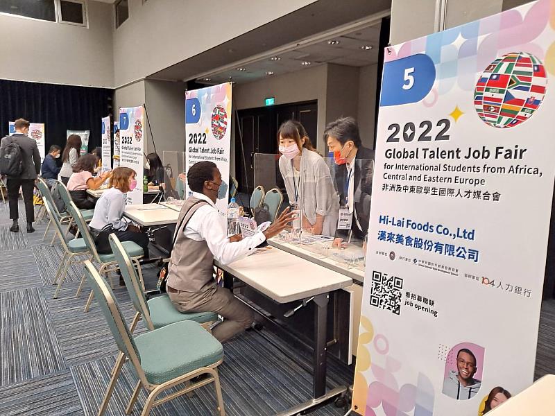 3.2022年非洲及中東歐學生國際人才媒合會現場洽談氣氛熱絡。