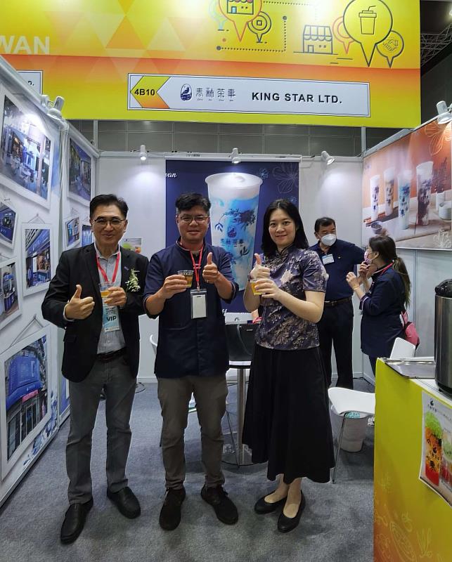 3.馬來西亞零售連鎖協會（MRCA）理事Dato' Liew Bin參觀臺灣連鎖品牌館。（由左至右：馬來西亞零售連鎖協會（MRCA）理事Dato' Liew Bin、皇星茶事及吉隆坡台貿中心主任彭湘尹）