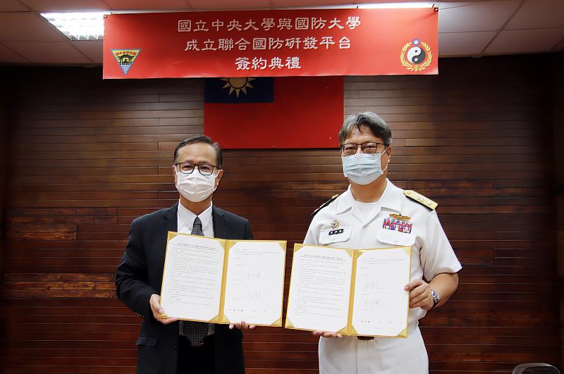 中央大學與國防大學締約合作，由中央大學研發長楊鎮華（左）與國防大學理工學院院長崔怡楓（右）代表簽約。