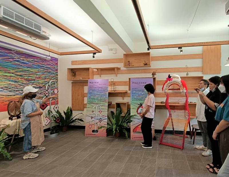 開展前，適逢臺灣原住民教育經濟發展協會工讀生的見習，高雪亮老師一一介紹作品，更親身傳授如何導覽，讓學生們受益良多。(圖/新北市政府原民局提供)