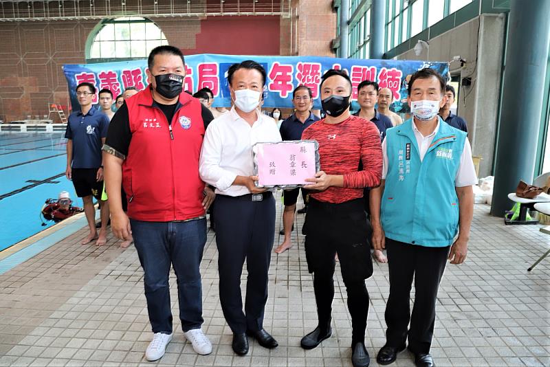 慰勉消防局潛水複訓 翁章梁承諾明年起超勤津貼提升至1萬7千盼議會支持