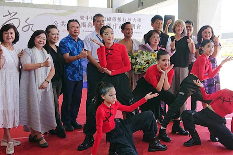 國際知名舞蹈家張逸軍(後排左六)與臺中在地VIA琢璞藝術學院舞者共舞，與作品「尚水」呼應串聯出無懈可擊的美感。