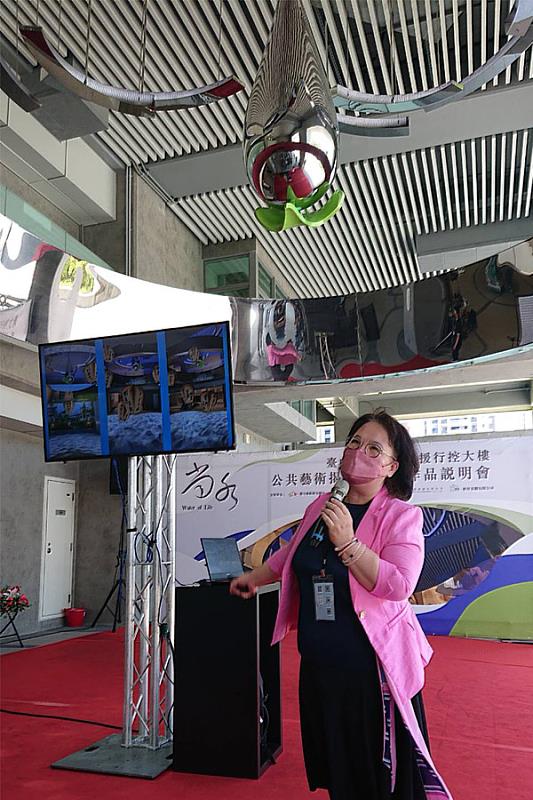 「尚水」之設計者逢甲大學教授鄭月妹親自為現場來賓導覽。