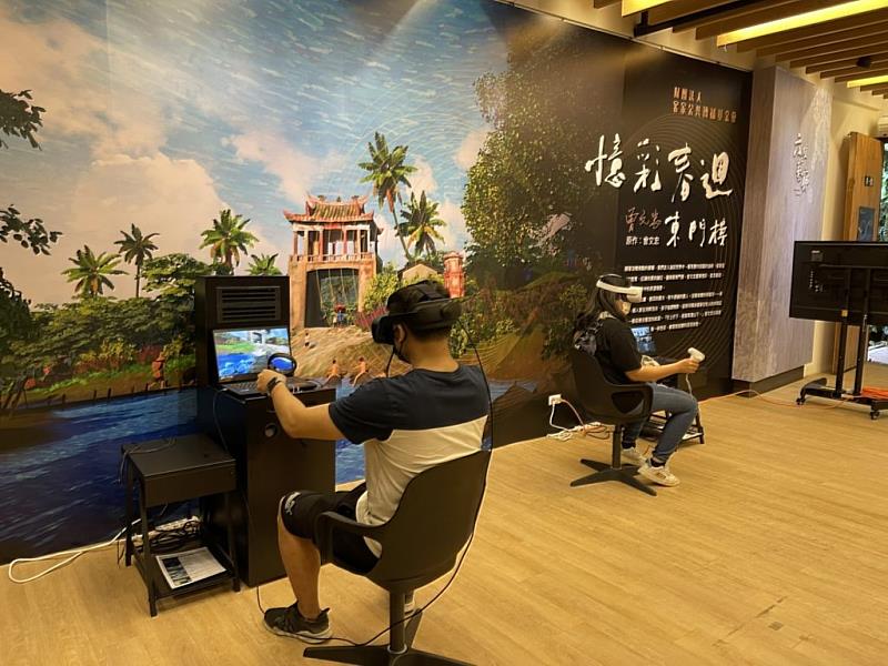 客傳會推出的客庄虛擬體驗的VR影片「浮光童夢—五溝水」，今年4月奪得「東京短編映畫祭 優選佳作獎」，圖為六堆VR體驗特展時，民眾體驗的畫面，這次的夏令營，客傳會也會帶領孩子們體驗互動式VR影片。圖片來源客傳會