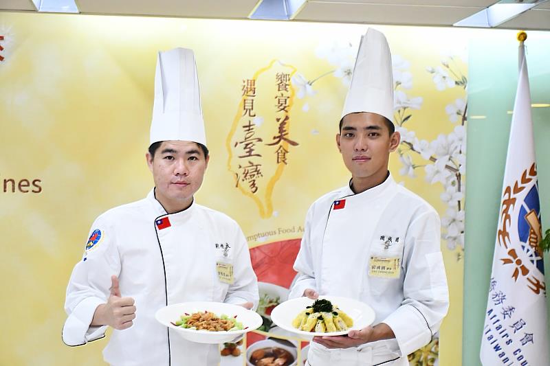 歐洲線巡迴講座主廚劉俊良(左)、閻成國(右)展示拿手料理