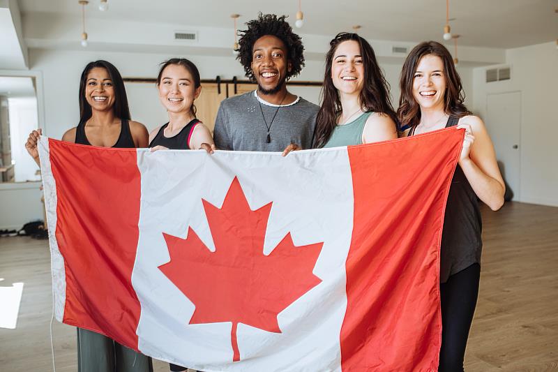 成就夢想從加拿大「2+3留學移民方案」開始，留學、工作、移民一次成真。