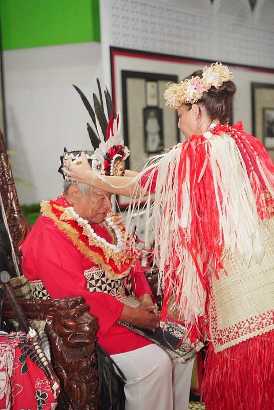 法國駐馬國榮譽總領事Jennifer Hawley(大酋長家族成員)為大酋長加冕