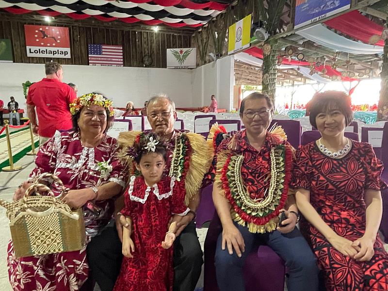 蕭大使夫婦與柯布亞總統伉儷於儀式前合影