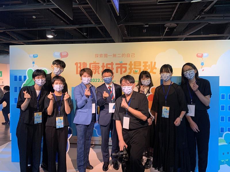 臺科大校長顏家鈺與臺科大設計系林廷宜副教授帶領設計團隊合影。
