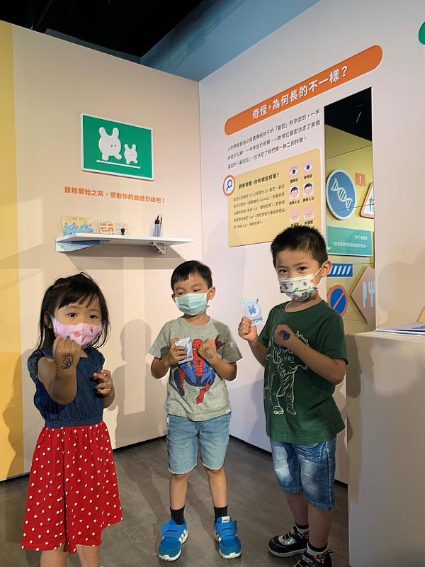臺科大團隊透過設計推廣精準健康概念，圖為參觀健康城市揭密展覽的小朋友