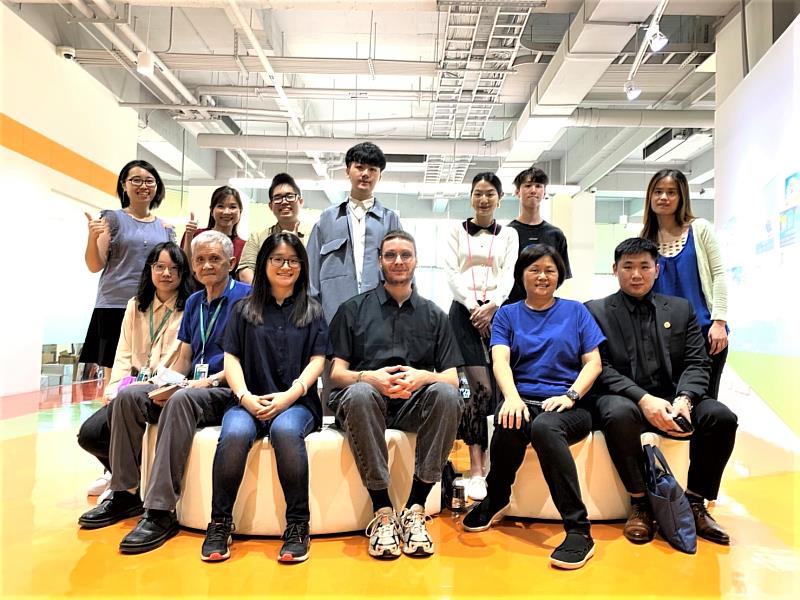 創業家全球交換計畫展開，朝陽科大媒合百位歐洲新創家至亞洲交流，來自西班牙的創業家艾瑞克(Enrique)(前排右三)十分肯定。