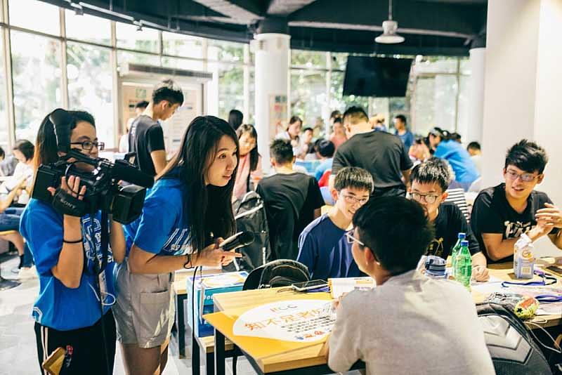 圖三：世新大學學生報導團隊記錄競賽珍貴時刻，展現獨具特色的全媒體大學社會責任，圖為2018年智鐵競賽在世新