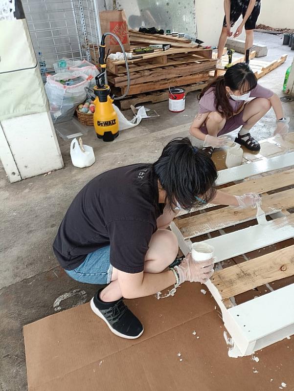 學生到夏威夷台商企業實習，各式課程豐富，從木棧板上漆彩繪，都要一手包辦。