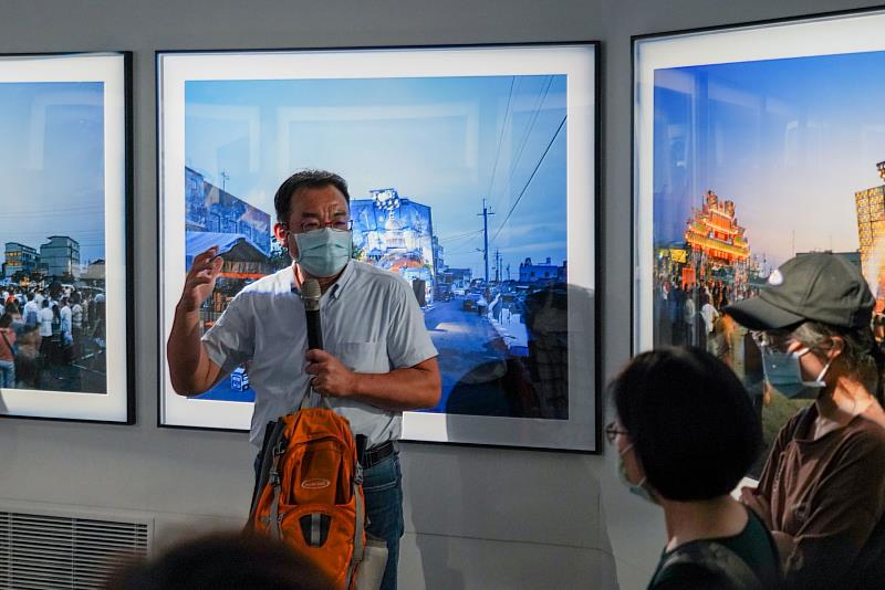 攝影藝術家沈昭良老師介紹參展作品。