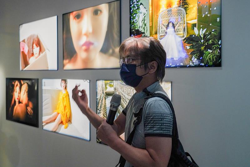 攝影藝術家邱國峻老師介紹參展作品。