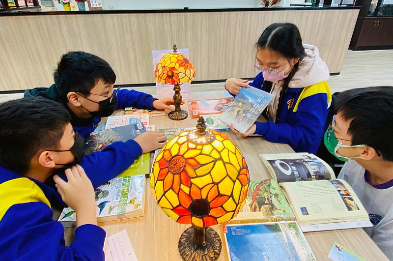 中央大學研究團隊推動中文「明日閱讀」十多年，從學校閱讀延伸至家庭閱讀，迄今已推廣至全臺1,600多所中小學。未來將進一步推動「明日英文閱讀」，建構臺灣終身雙語閱讀社會。