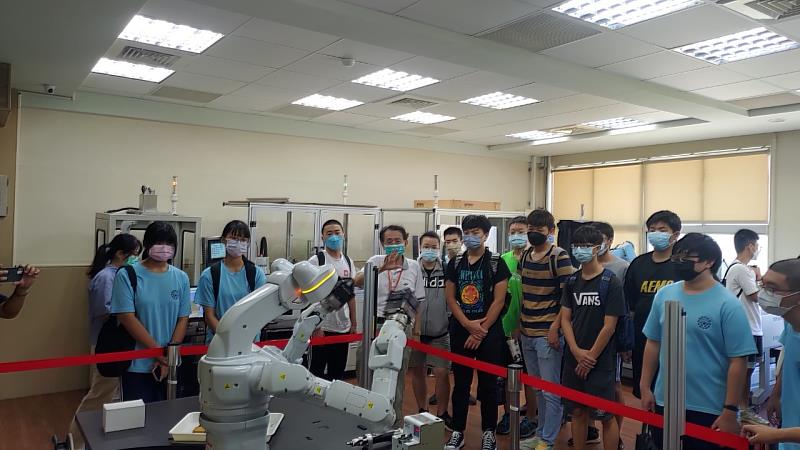 機器人系陳國泰老師介紹EPSON雙臂機器人