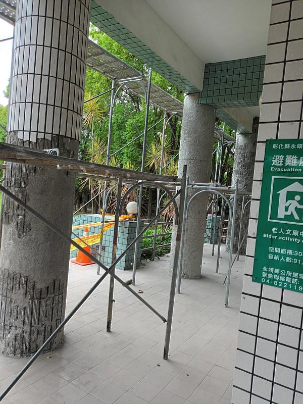 老人文康中心門前圓柱拆除磁磚過程(頂新和德文教基金會提供)