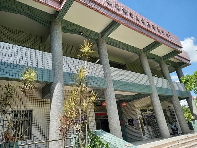 老人文康中心門前圓柱新風貌(頂新和德文教基金會提供)