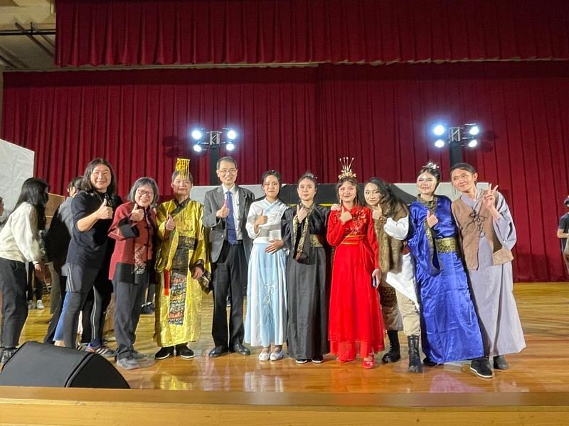去年暨大戲劇節由外文系學生主辦的全英語舞台劇「杜蘭朵公主」大獲好評