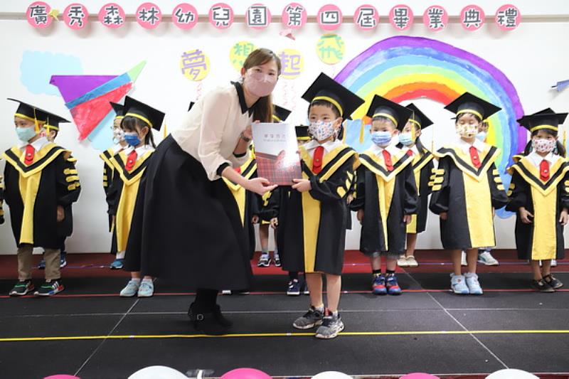 廣秀幼兒園園長 APPLE為畢業生頒發畢業證書