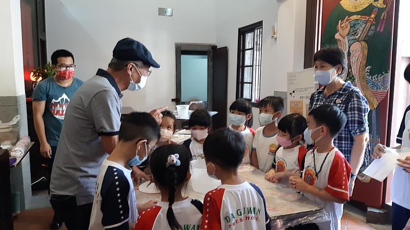蔡龍進藝師與大觀幼兒園傳統彩繪傳習