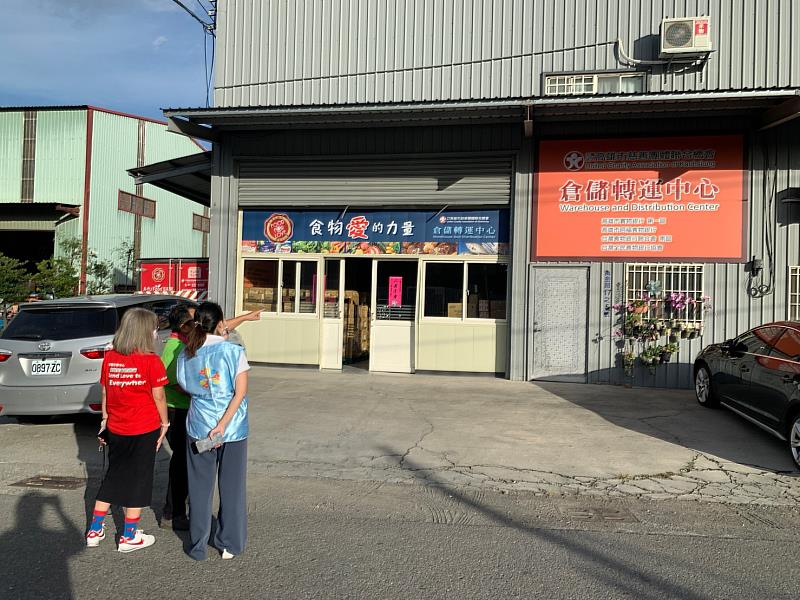 高雄慈善團體聯合總會設立物資轉運中心,整合物資配送偏鄉弱勢家庭