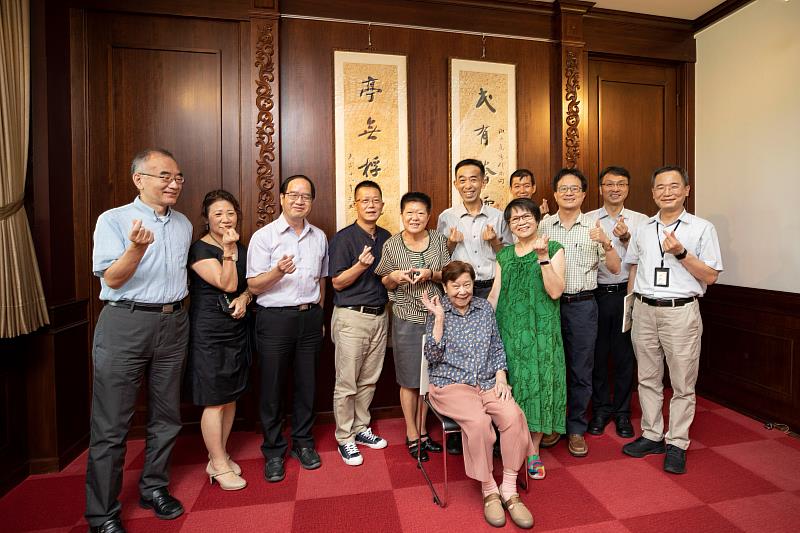 國父紀念館王蘭生館長暨同仁與胡漢民先生家屬合影