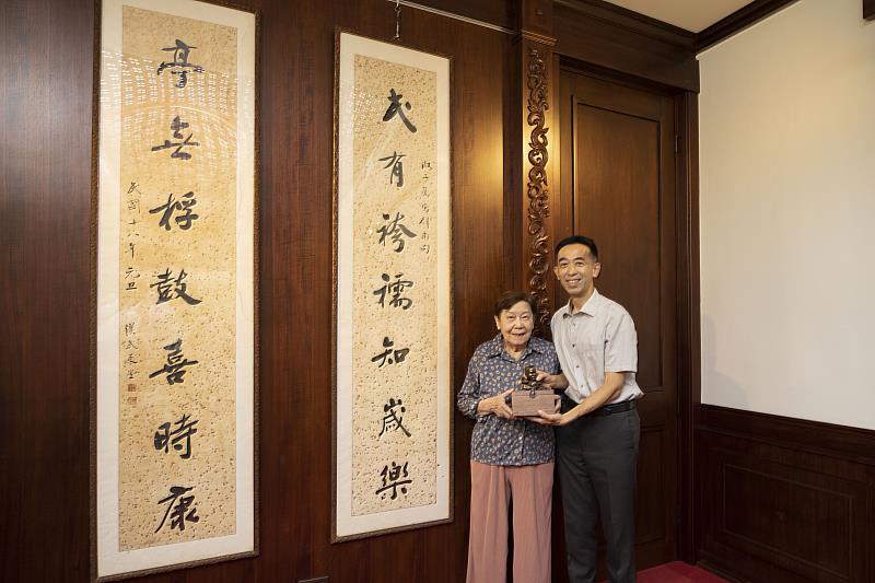 王蘭生館長致贈劉毓頤女士50週年館慶紀念品