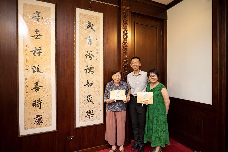 王蘭生館長致贈文創紀念品(左一為劉毓頤女士，右一為胡彩君女士)