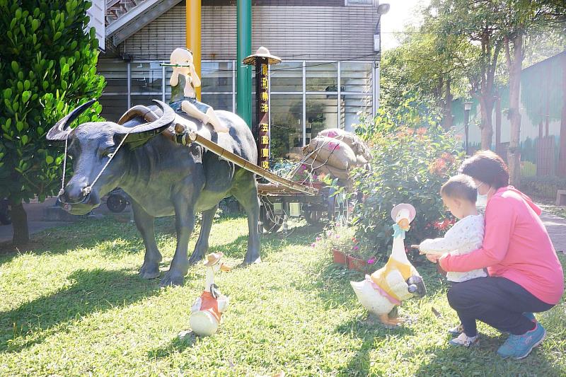 貴和公園-草地上正在務農的水牛及鵝