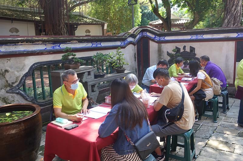 往年舉辦民俗體驗活動場面十分熱絡，7月31日也將安排林園易經老師蒞臨府中廣場為民眾現場解說愛情姻緣卦。