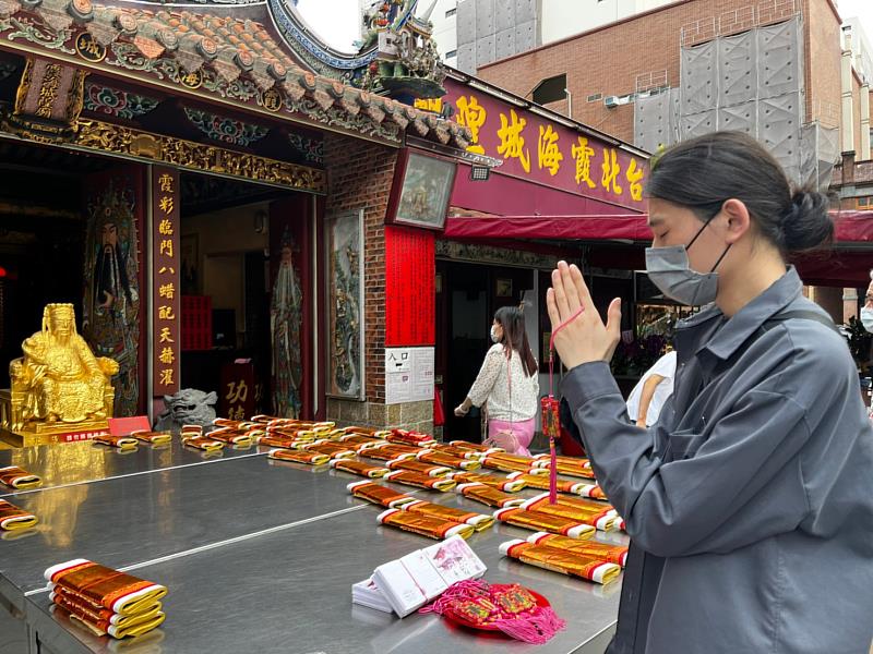 林本源園邸特地將愛情月老明信片拿至台北霞海城隍廟祈求月老加持，祝福天下有情人終成眷屬。