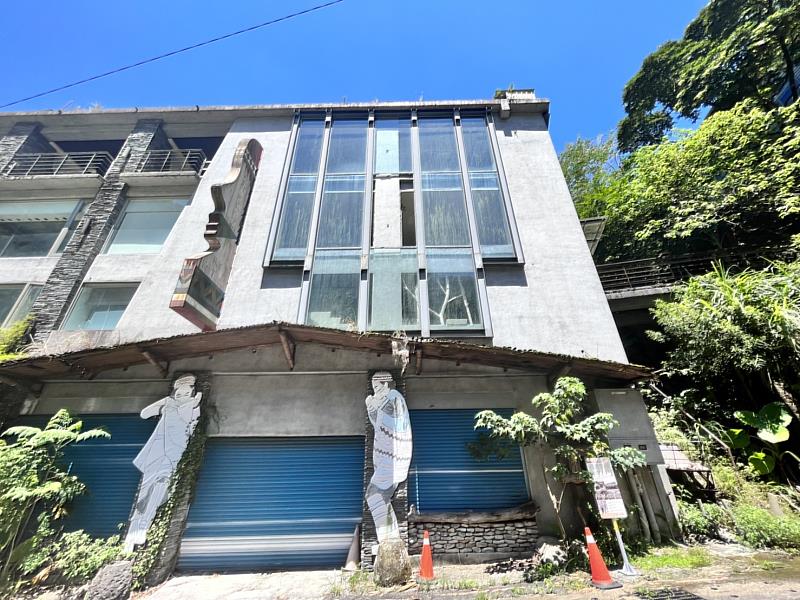 走讀景點之一「山地文化村」舊址民國55年成立，由烏來泰雅族人周旭東、周志朗及林源治等發起，納入山地文物館、藝品販售及歌舞表演。