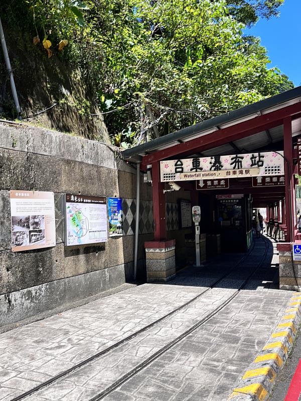 走讀景點之一烏來觀光台車站民國50年代，因觀光需求及產業發展，影響了台車的使用功能。