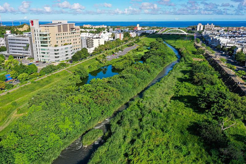 太平溪人工濕地荷花盛開中 邀請民眾來散步賞花 請留倩影勿隨意丟垃圾