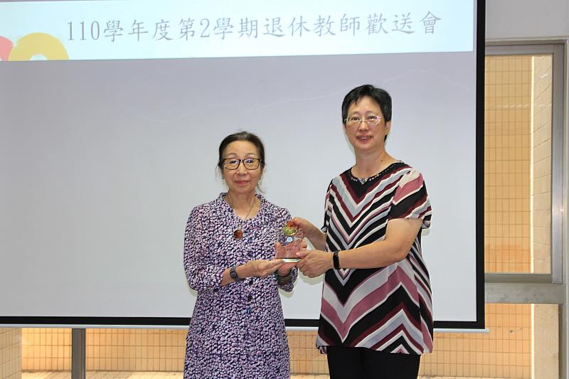 元培董事長蔡雅賢(左)致贈退休紀念牌給劉明麗老師