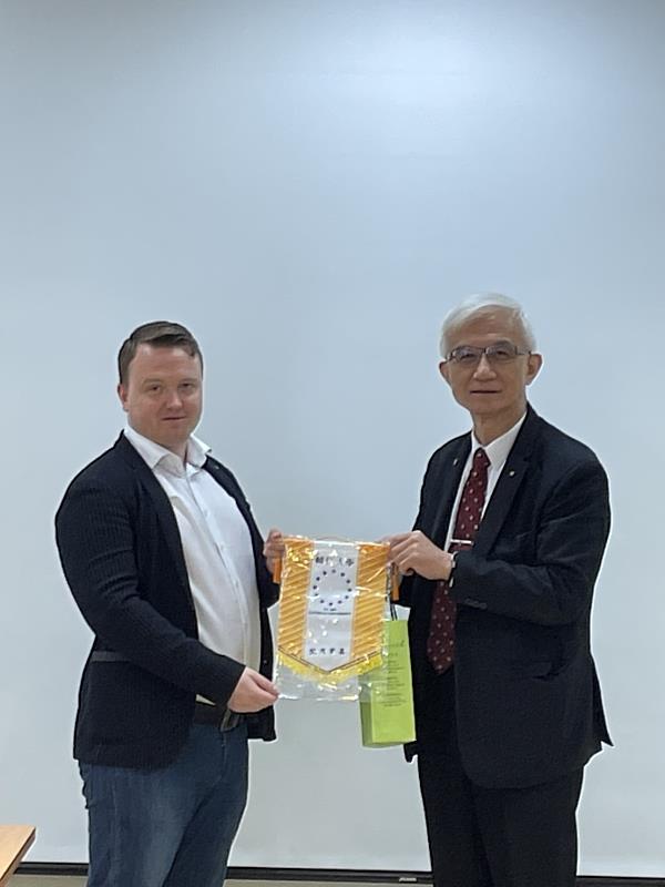 謝邦昌副校長代表贈送校旗與紀念品