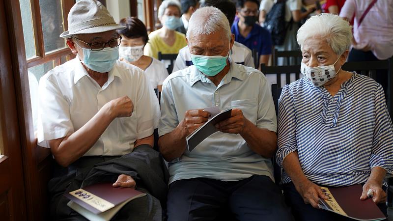 左起林英哲老師、賴義發藝師及楊銀釵老師與親友、畫友共聚一堂欣賞紀錄片首映。