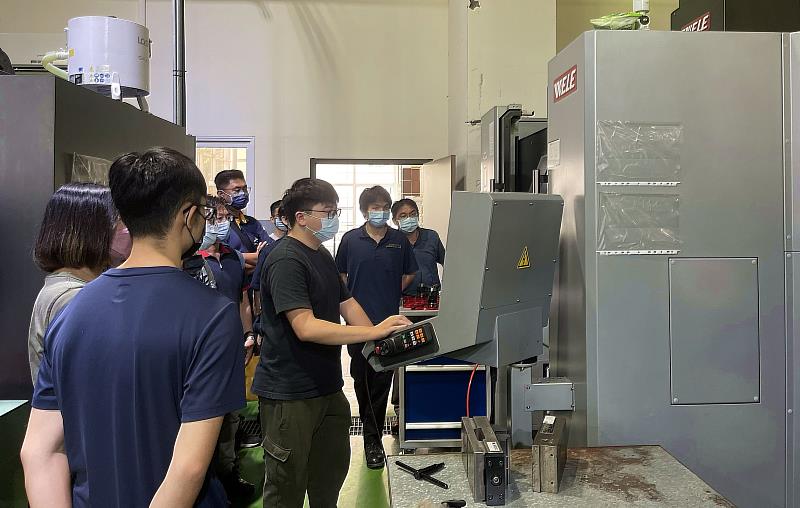 航太板金成形與多軸加工應用實務課程搭配五軸加工機實作教學，從理論知識到實踐場域面面俱到。