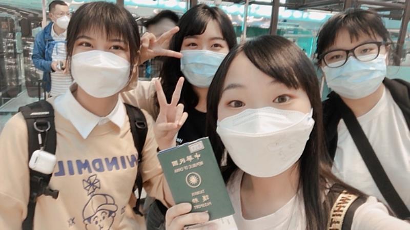 南臺科技大學應用日語系學生參加111年學海築夢第一梯次暑期日本海外實習於機場辦完出關手續之情形。