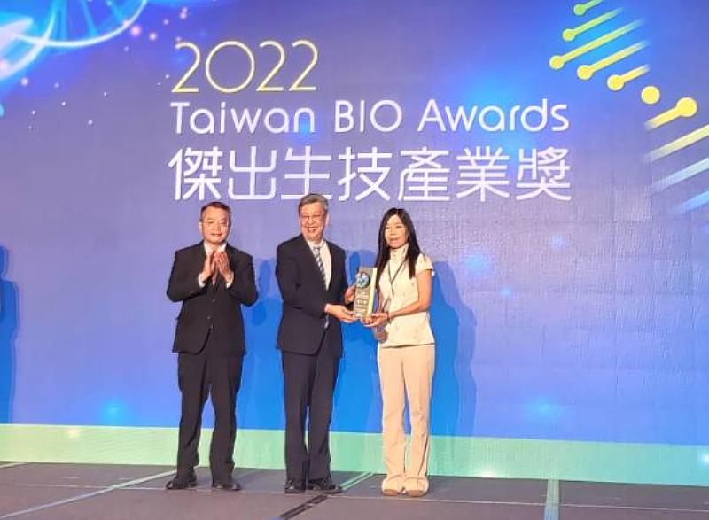 Hi-Q中華海洋生技榮獲2022傑出生技產業金質獎，由前副總統陳建仁(中)頒獎，總經理王玉玲(右)代表領獎。
