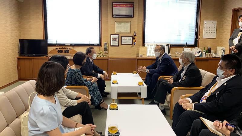 駐日本代表處與佐渡市政府雙方針對本次山本悌二郎銅像返臺及後續交流合作進行會談