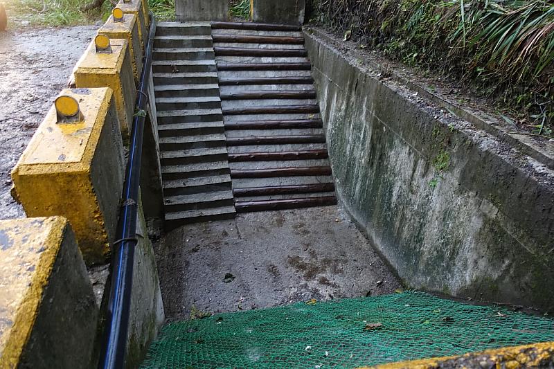 集水井之混凝土及木構動物逃脫坡道,攀爬網