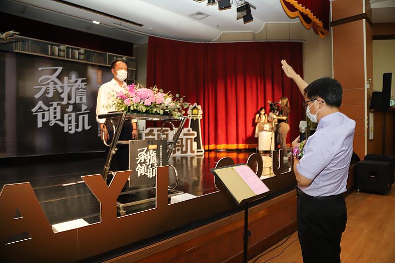 嘉義縣111學年度校長佈達交接典禮 翁章梁期勉傳承教育理念