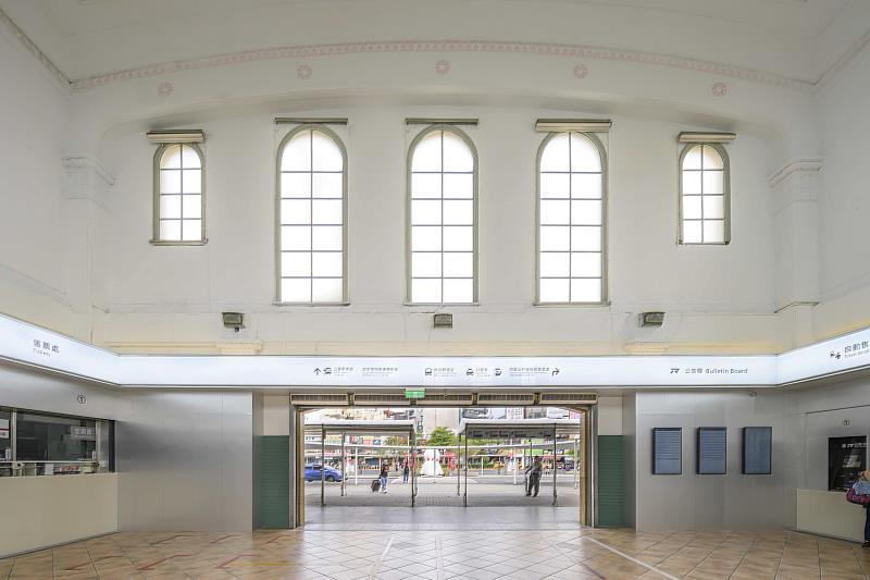 售票大廳，燈帶環繞凸顯古蹟建築氣質