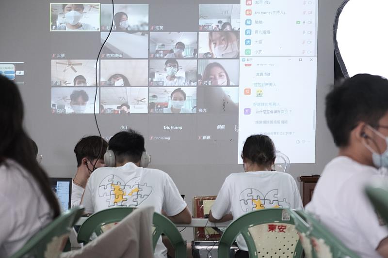 長庚大學同學透過線上教學進行望安國小教育志工服務。