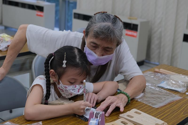 當祖母的謝姓員工表示，自己3歲的孫子藉由這次家庭日活動，終於知道奶奶上班去哪兒