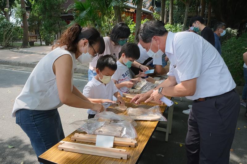 林管處邀請員工家人進行親子互動木工DIY活動